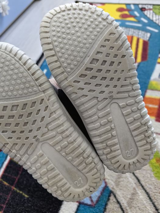 Пантофи и сандали