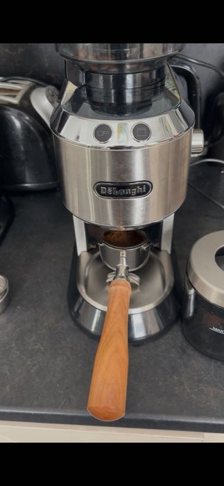 Кафемашина Delonghi Dedica + Конусна кафемелачкаDelonghi