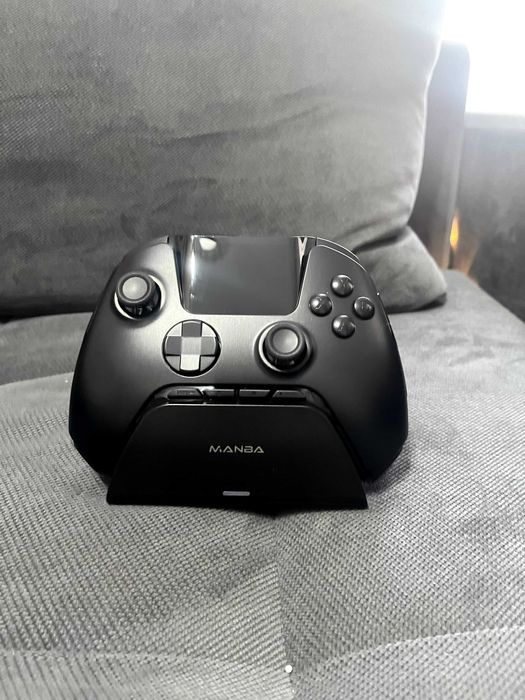 Гейминг Контролер Manba 1, Геймърски Контролер с RGB осветление и станция за зареждане - Чисто Нов