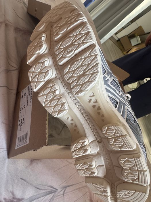 Vand pereche de pantofi Asics marimea 42