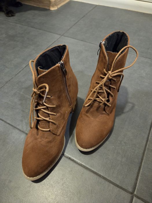 Кафяви боти на висок ток