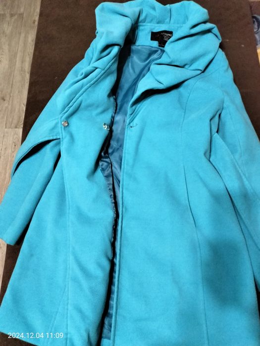 Продам пальто бирюзового цвета.