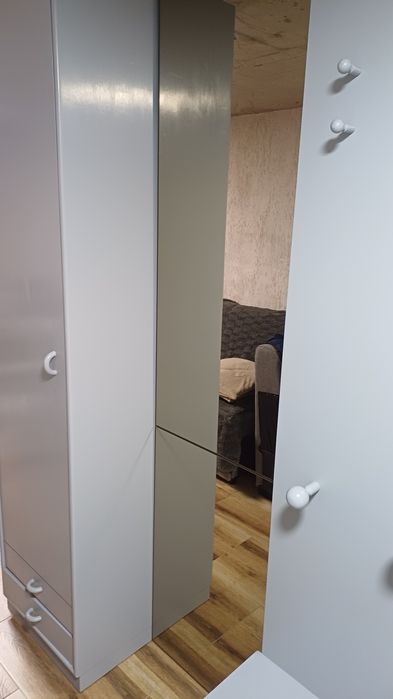 Mobilă, Cuier cu dulap și oglindă de vânzare.