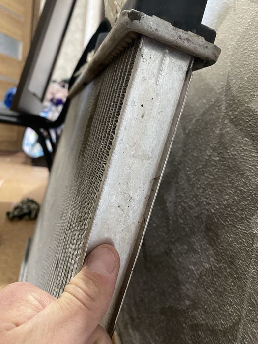 Продам радиатор на поджера митсубиси