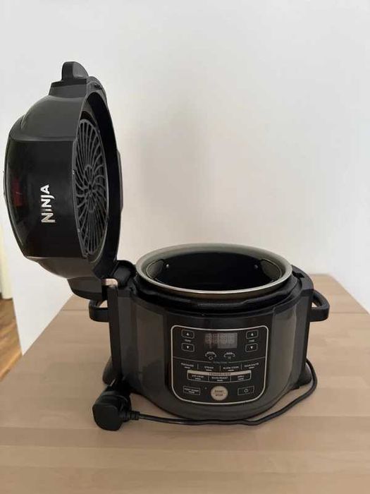 Ninja Foodi OP300UK – multicooker 7‑în‑1 + capac presiune, stare excelentă