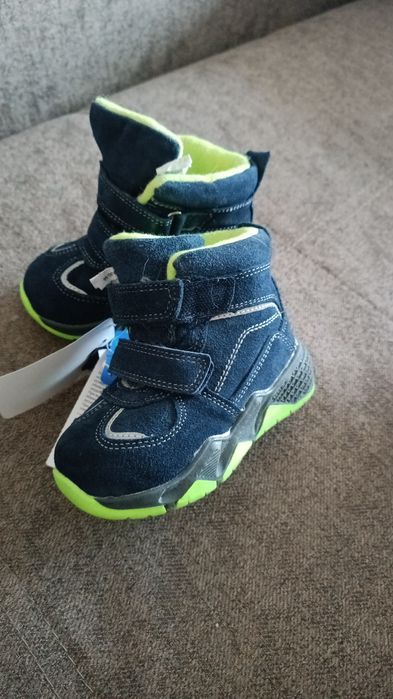 Продам новые детские ботинки