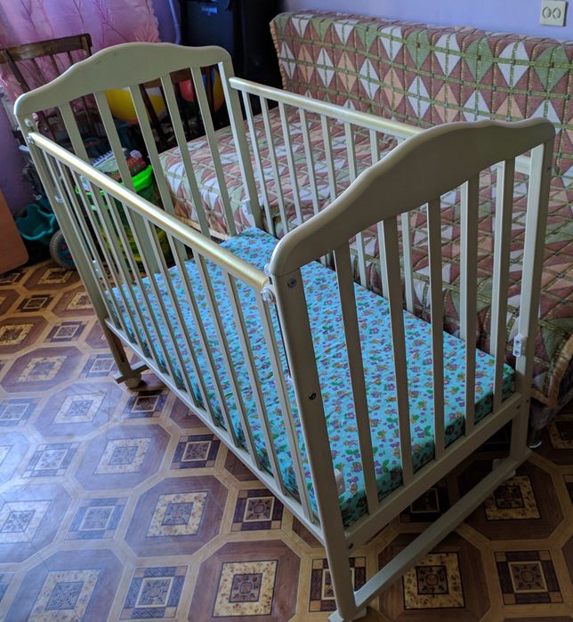 Детская кроватка с матрасом