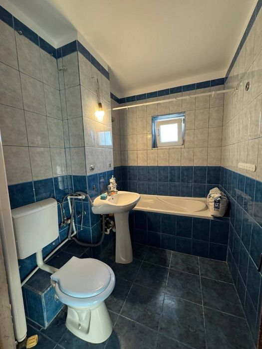 Vând apartament cu 4 camere, 2 băi, bucătarie , living si balcon