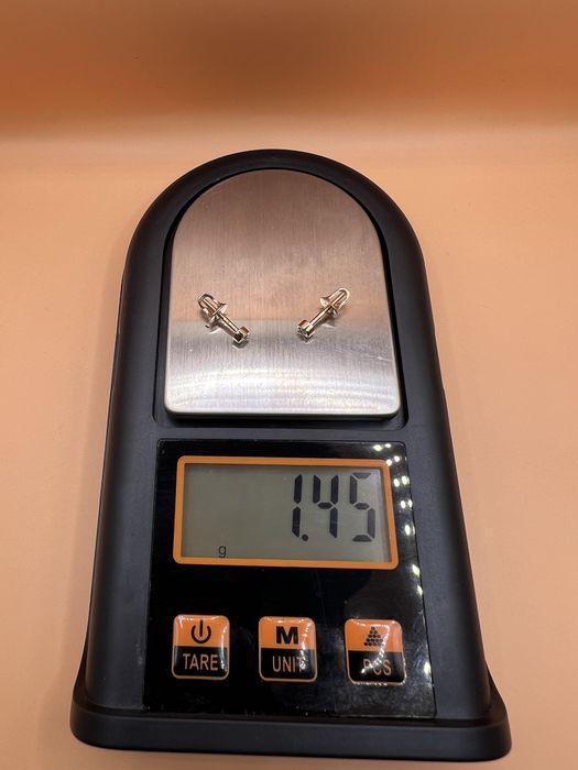 Продам золотые серьги - гвоздики.