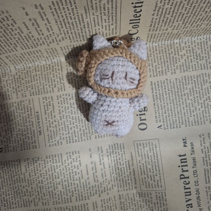 Вязанный брелок таяки котик