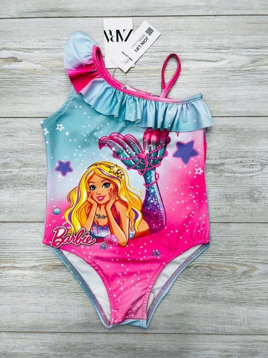 Купальники для детей и полотенце.