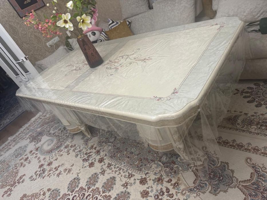 Стол для гостинной