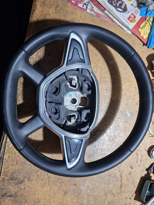 Bara spate Logan MCV, bara fata si volan Logan 2