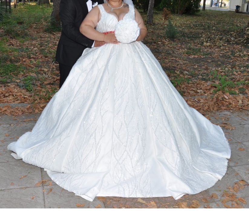 Бяла булченска рокля ( подарък було и корона )