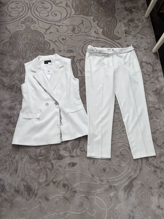 Продаю костюмы