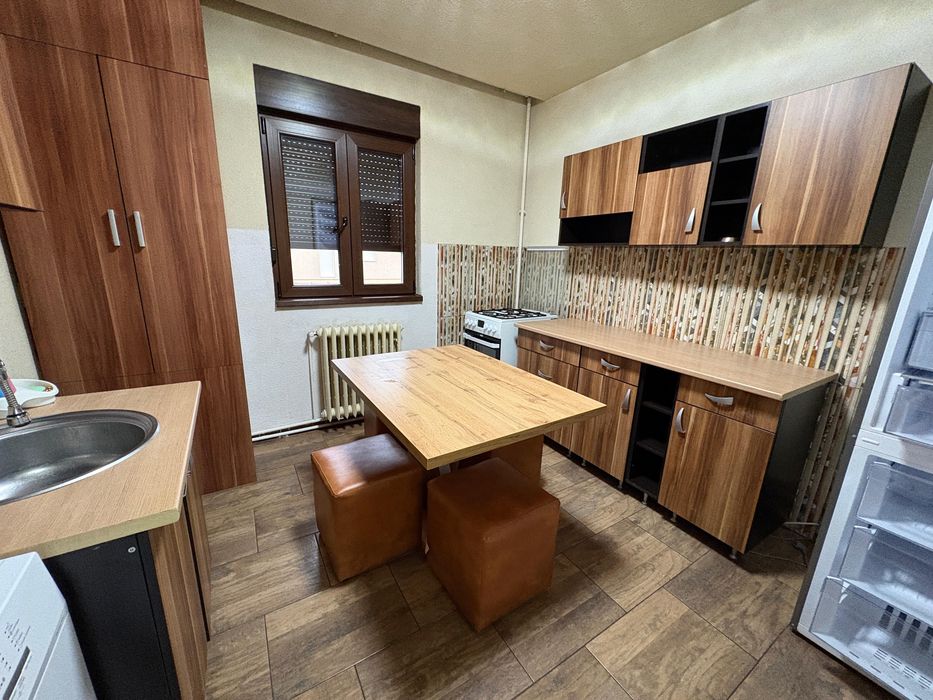Inchiriez apartament cu 3 camere in vila