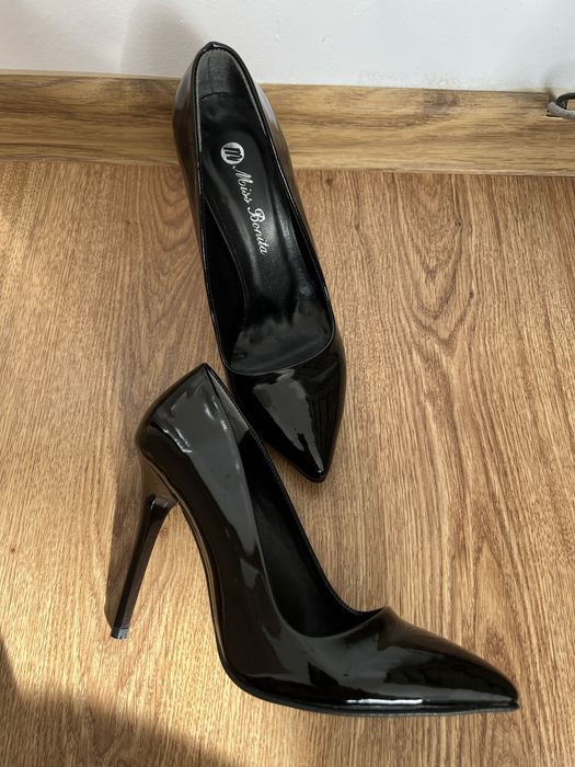 Черни лачени обувки на ток