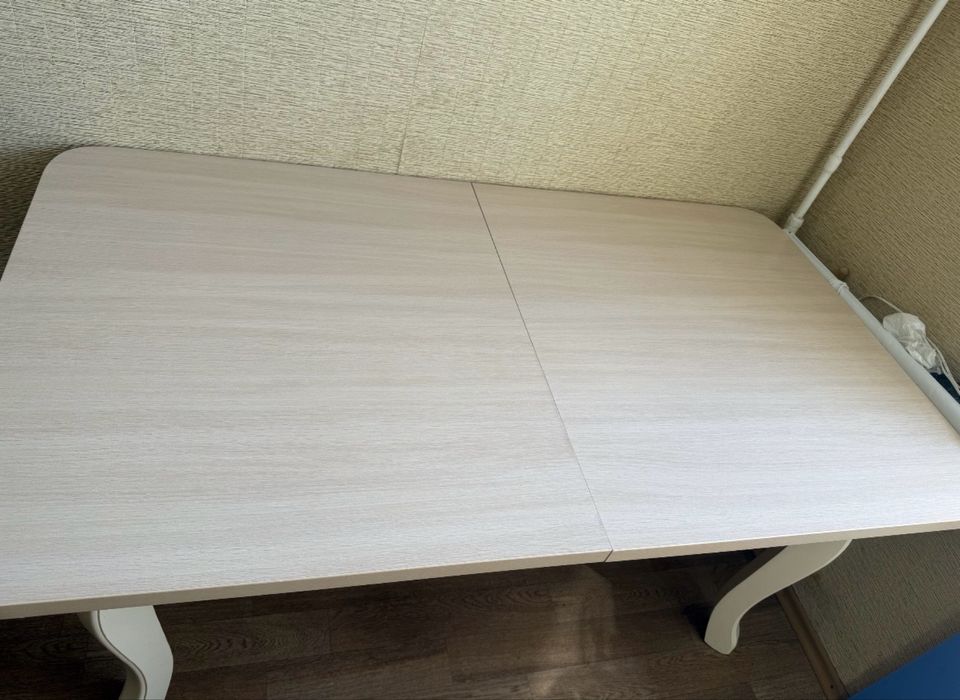 Продам стол и стулья.