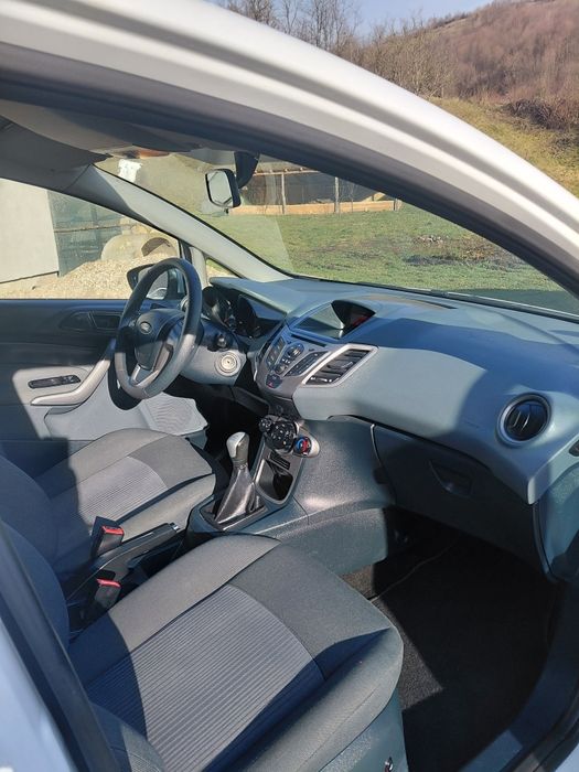 Vând Ford Fiesta an 2010,benzina1.3,recent adus