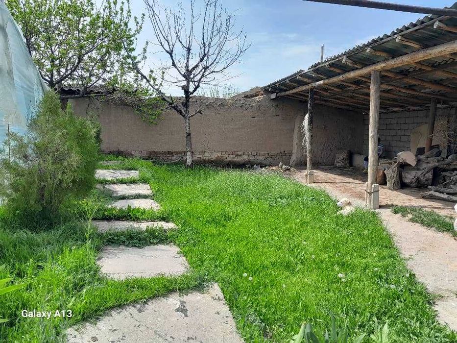 Продается дом с земельным  участком 12 соток.