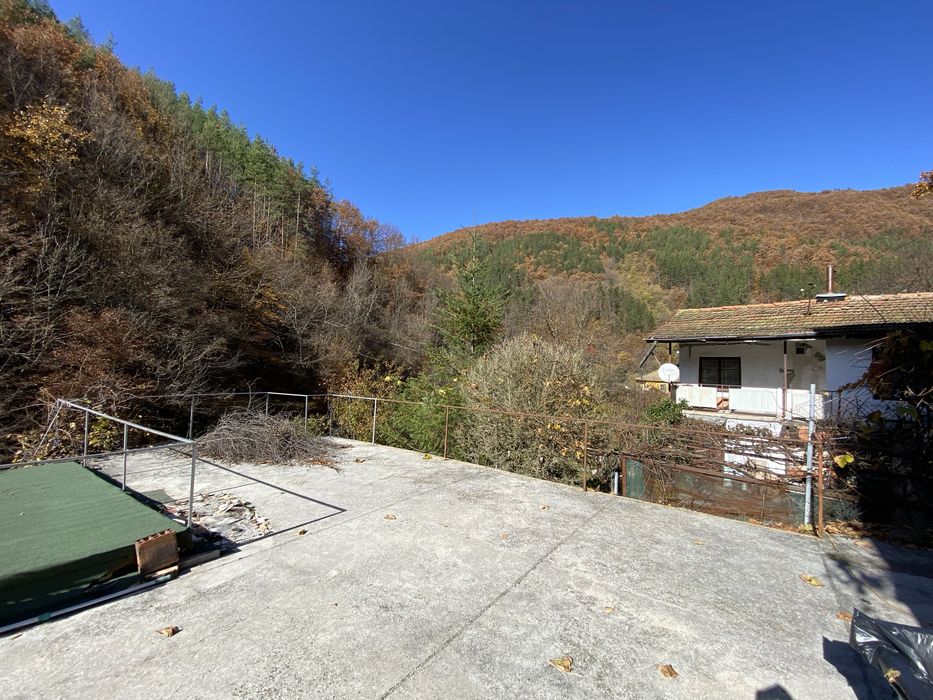 Къща на четири нива с изграден басейн област София