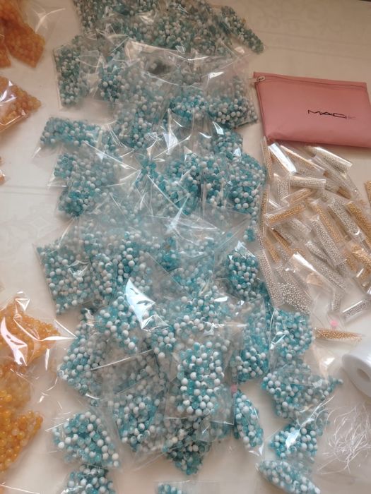 Бисеры 5 тонн оптом отдам, разные виды есть.