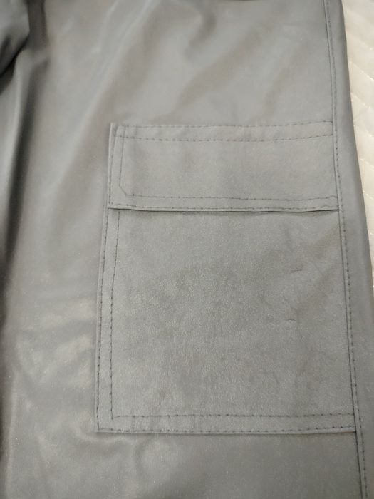 Брюки с накладными карманами