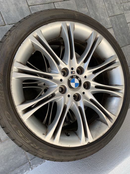 Vând jante BMW în 2 dimensiuni cu cauciucuri