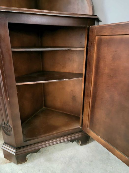 Ъглова витрина от две части