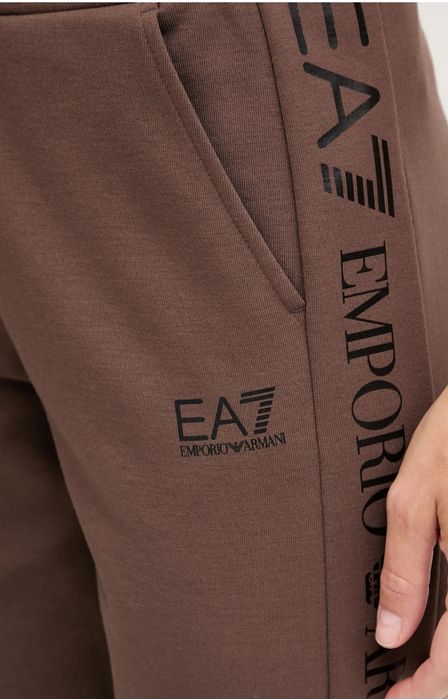 Анцуг ЕА7 Emporio Armani

EAT EMPORIO ARMANI

Текуща