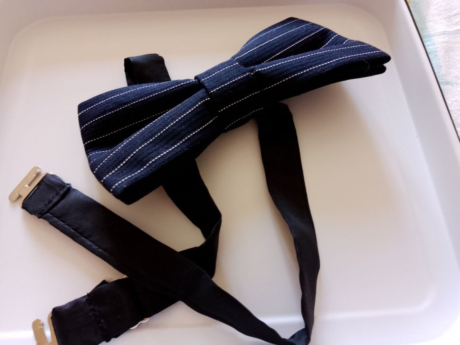 Тъмно синя папийонка