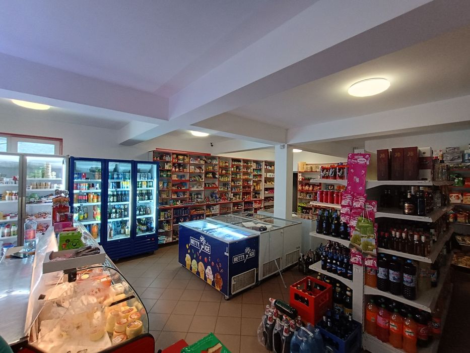 Casa, fostă moară,spatii de depozitare și magazin mixt.