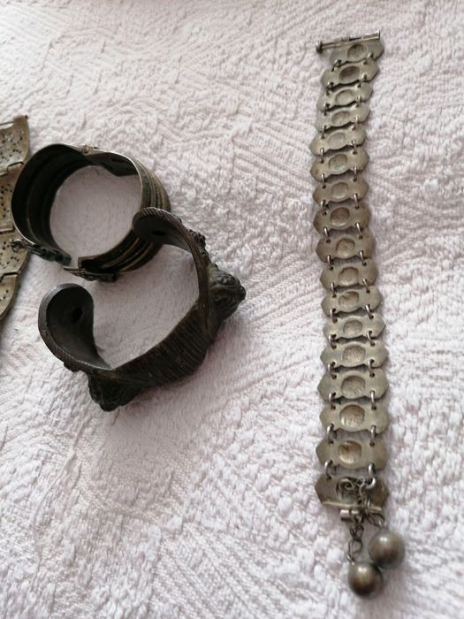 Стари български сребърни гривни