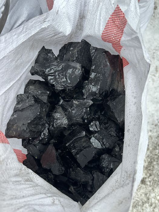 Дрова мешками, уголь только камками.