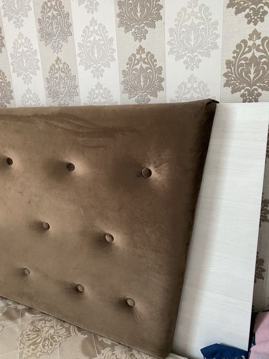 Продам кровать и две тумбочки
