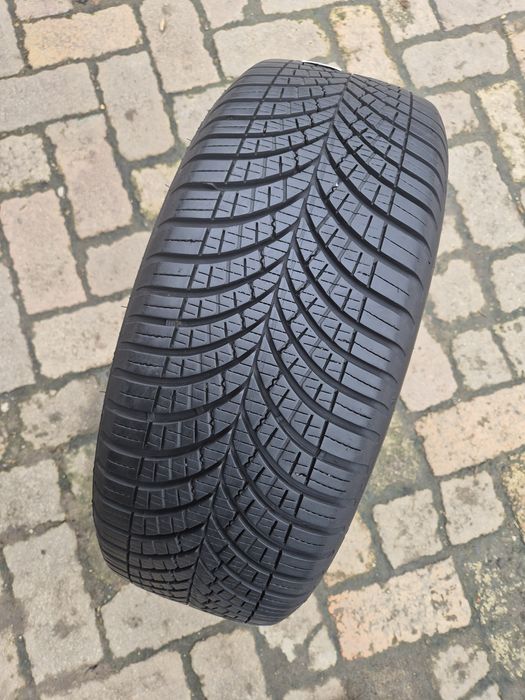 O bucată 205/55 R16 M+S iarnă - una Dunlop Goodyear