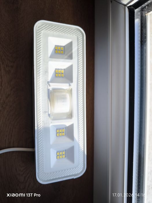 proiector  8w, lumina rece,  cu panou solar detasabil. nou, in cutie