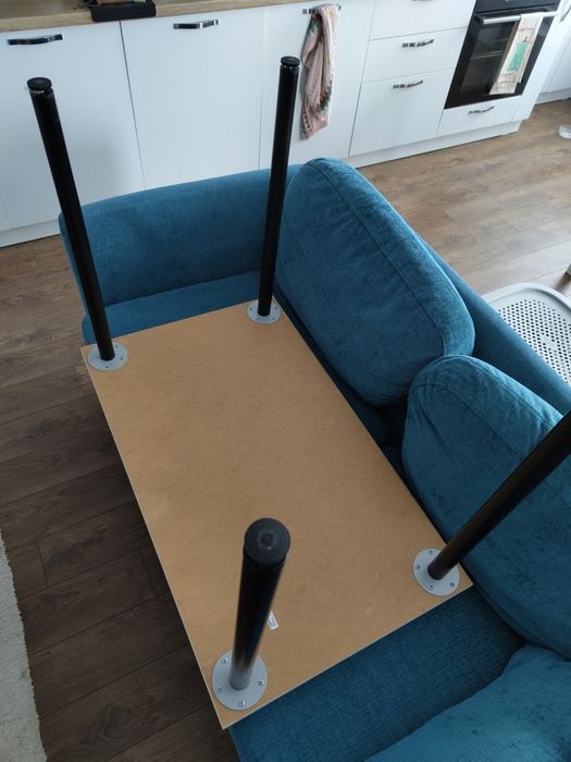 Birou/Masă IKEA Blat alb cu 4 picioare negre. Utilizată. Are uzuri  superficiale.