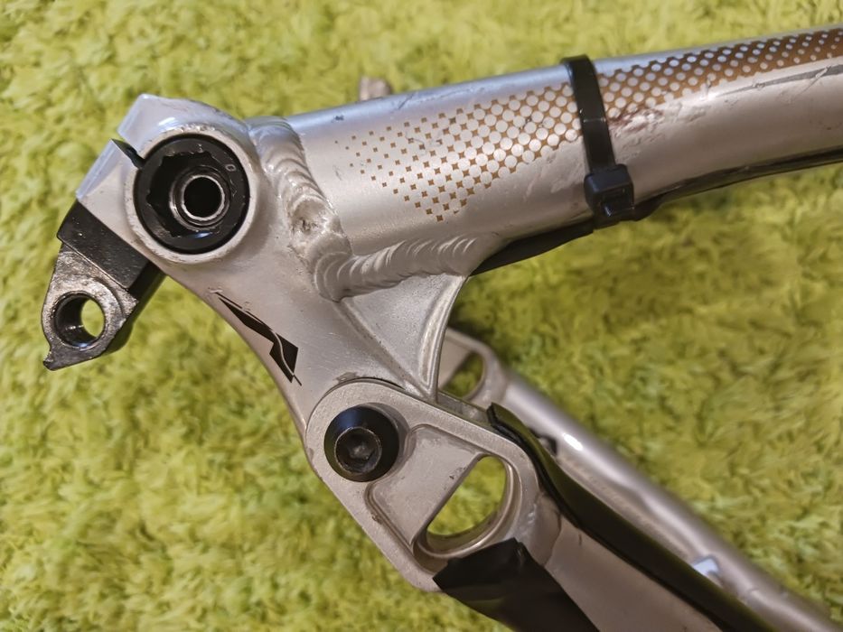 Продавам рамка Norco range 2012