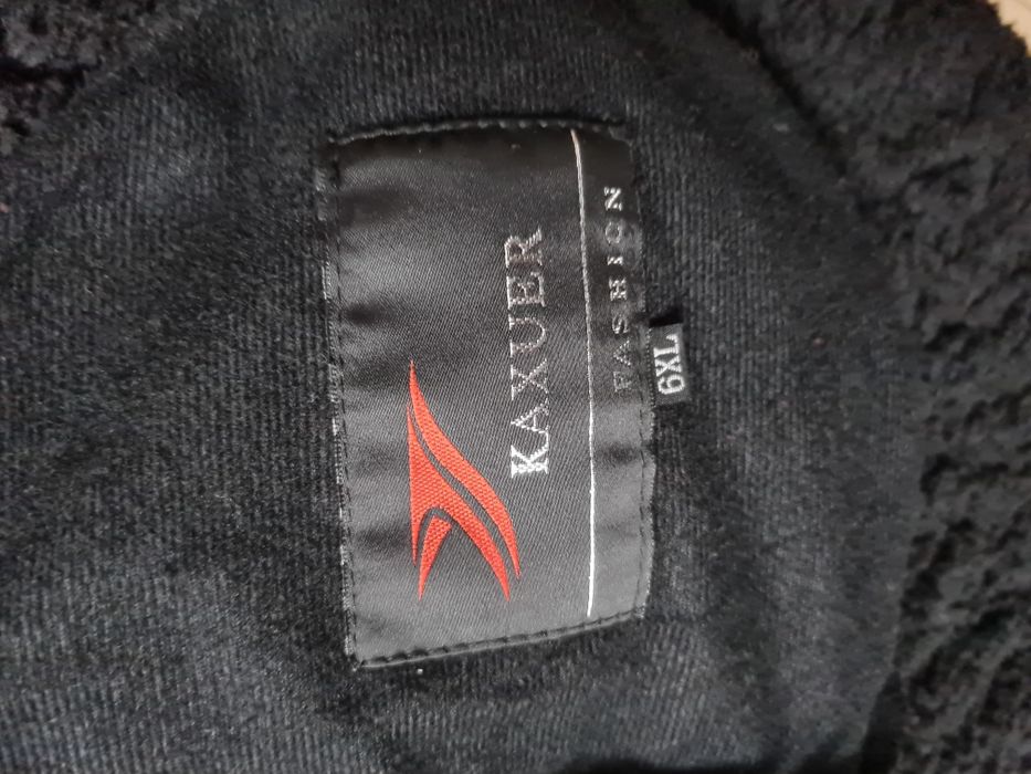 Se vând 2 cojoace unul piele naturala și celalalt sintetic