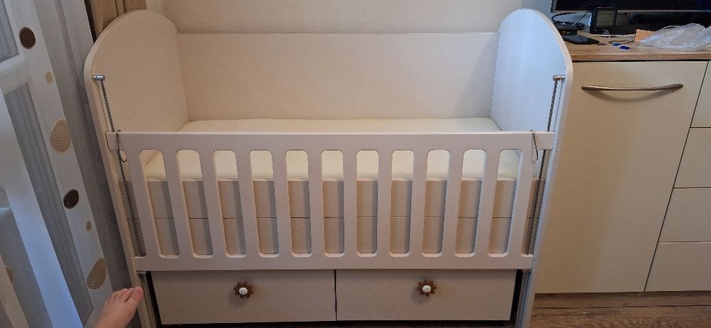 Бебешко Легло с люлеещ механизъм и матрак