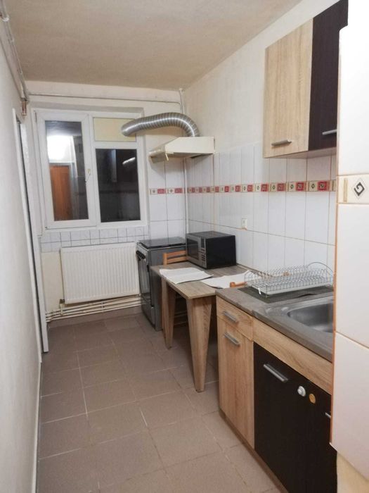 Vand apartament 3 camere, decomandat, zona Centrala, etaj 1, bloc 4 etaje.