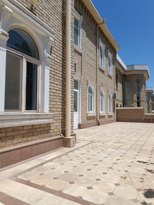 Участок элитный 8, 5 соток 
2 этаж 
Подвал 340 М2 потолки высокие 
8 к