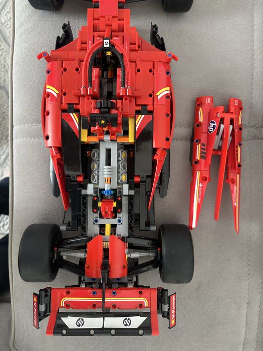 Лего болид Ферари SF-24 собраный