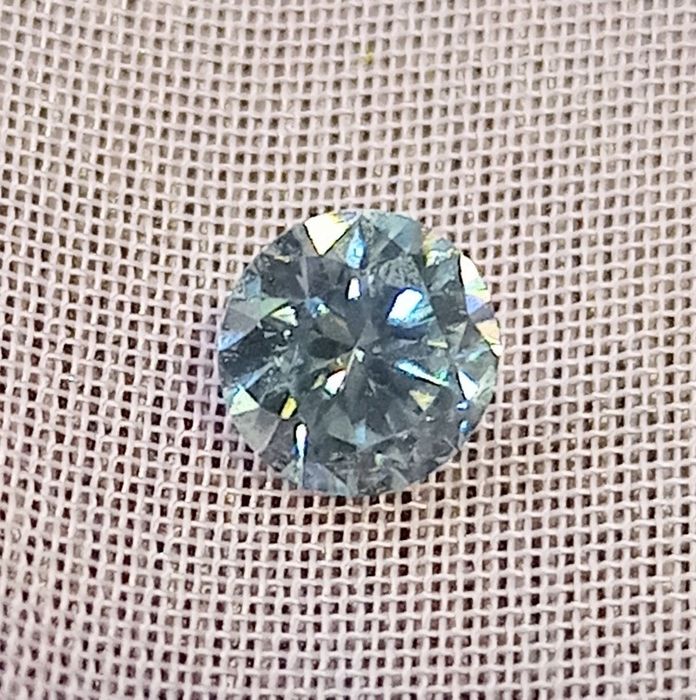 Мойсанит Диамант  5 мм  0.5 карата .
Камъка който