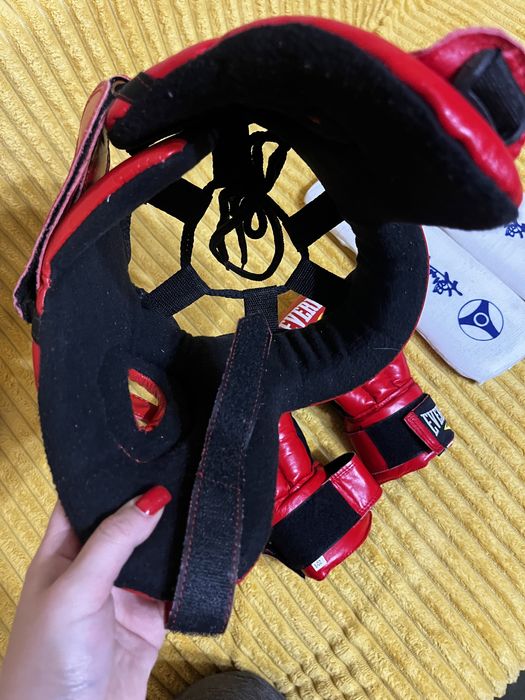 Шлем, перчатки, футы