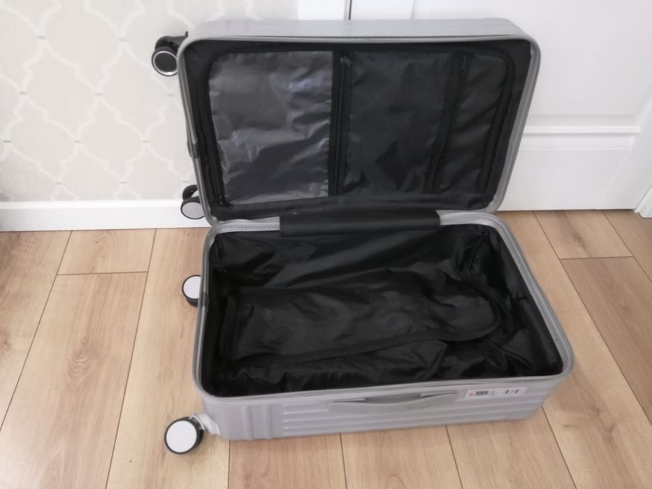 Продам средний чемодан