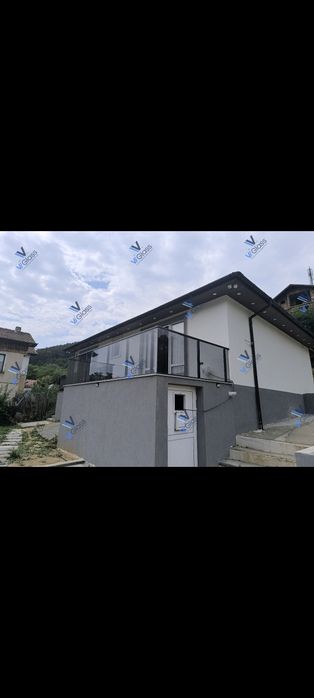 Стъклени и алуминиеви парапети