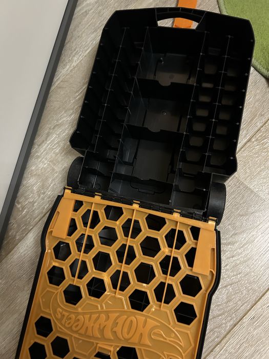 HotWheels куфар за  съхранение и пренасяне на  100 коли