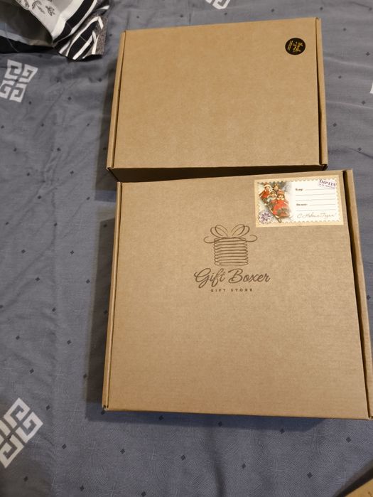 Две новогодние подарочные коробки